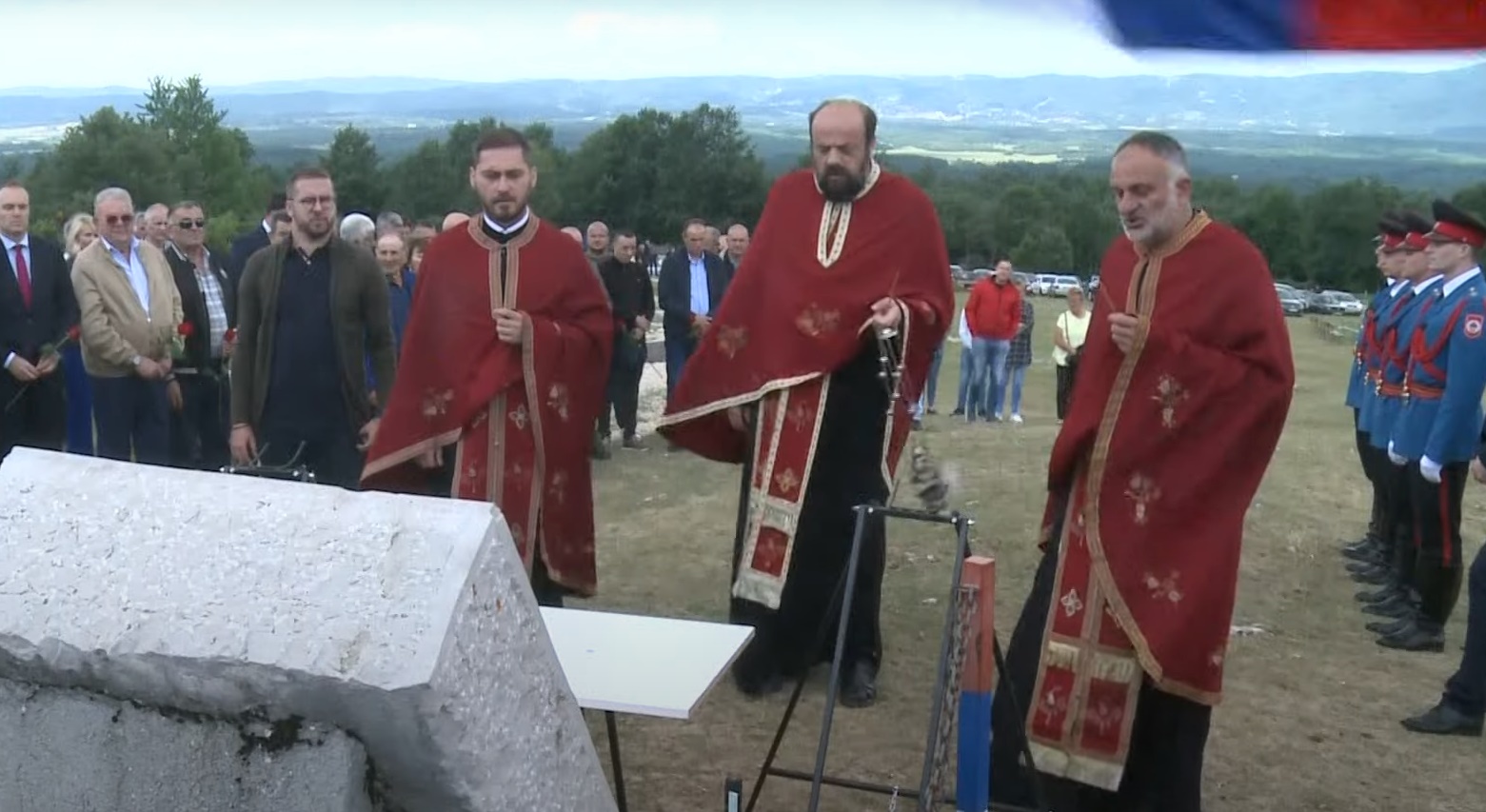 Obeleženo 147 godina od Nevesinjske puške služenjem parastosa i polaganjem venaca na Spomen-obeležje nevesinjskim ustanicima u selu Krekovi!