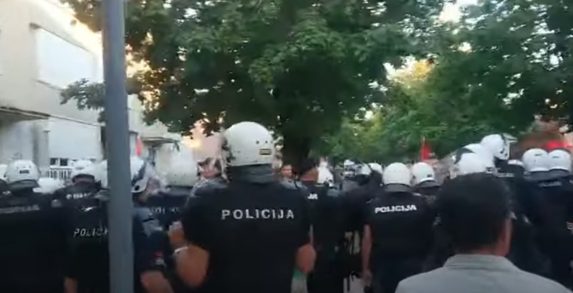 HAOS U NIKŠIĆU Policija suzavcem sprečila sukob dve grupe koje su obeležavale Dan državnosti Crne Gore! (VIDEO)