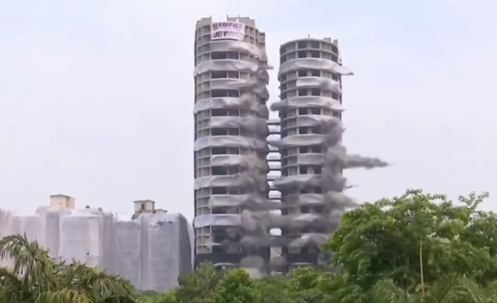 U Indiji srušeni neboderi visoki preko 100 metara: „Bliznakinje“ postale ruševine za svega nekoliko sekundi! (VIDEO)