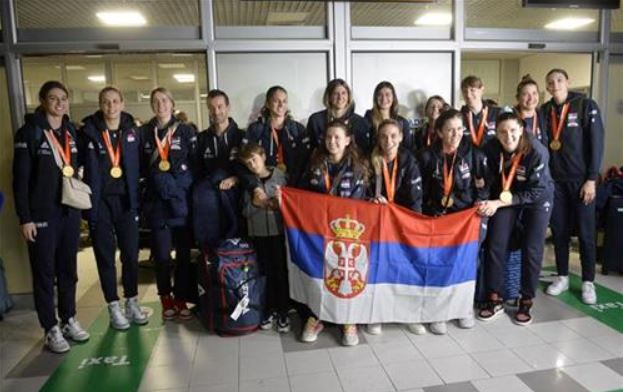 ZLATNE DEVOJKE STIGLE U BEOGRAD: Srbija na nogama zbog uspeha naših heroina!