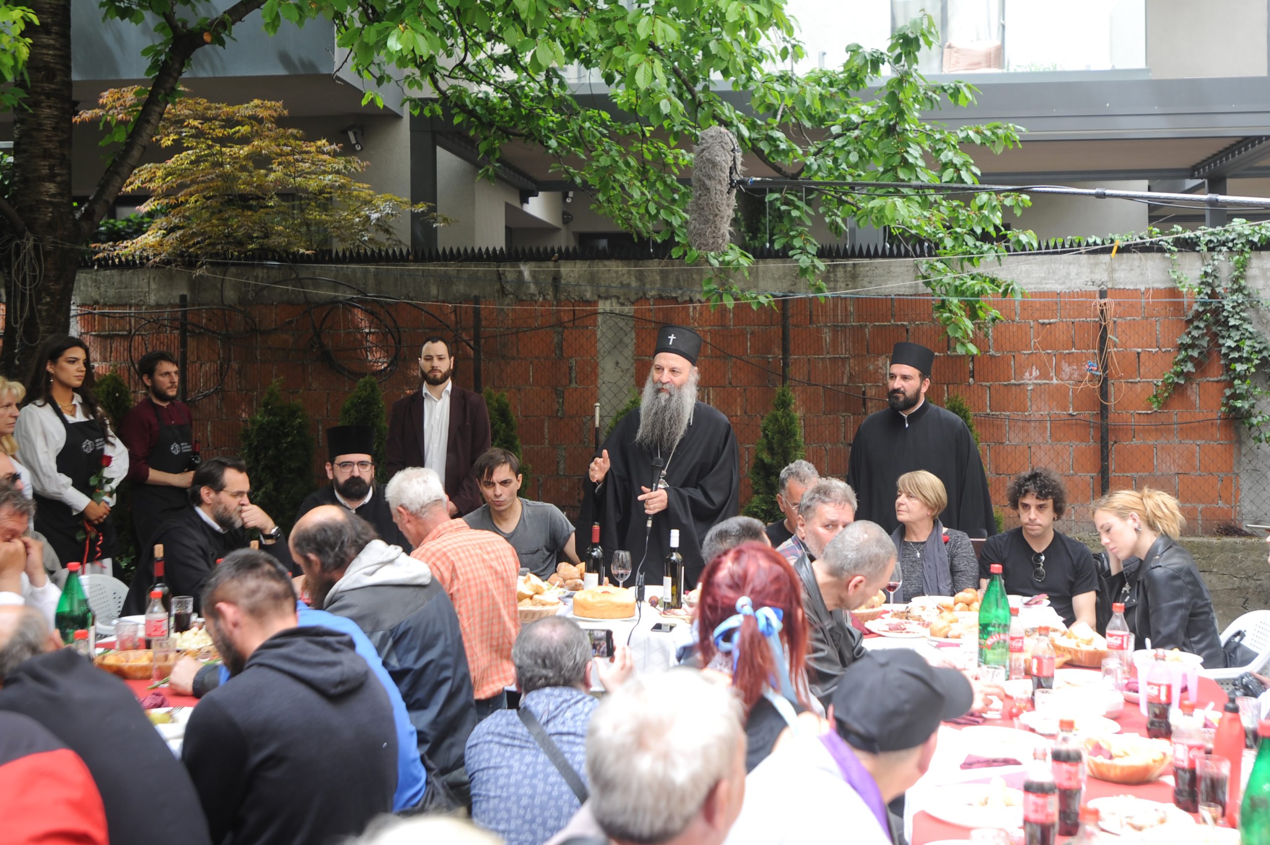 PLEMENIT GEST POGLAVARA SPC Patrijarh Porfirije ručao je sa beskućnicima u crkvenoj narodnoj kuhinji u Beogradu (FOTO)
