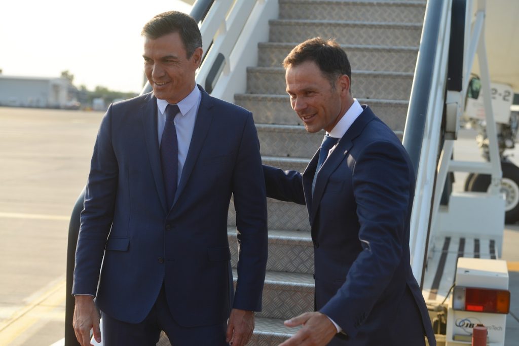 Premijer Španije stigao u Srbiju: Ministar finansija Siniša Mali dočekao je Pedra Sančeza na aerodromu!