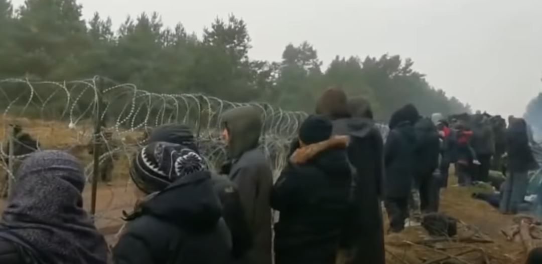 TRI REDA ŽILET ŽICE: Poljska postavlja ogradu na granici sa Rusijom radi zaustavljanja migranata!