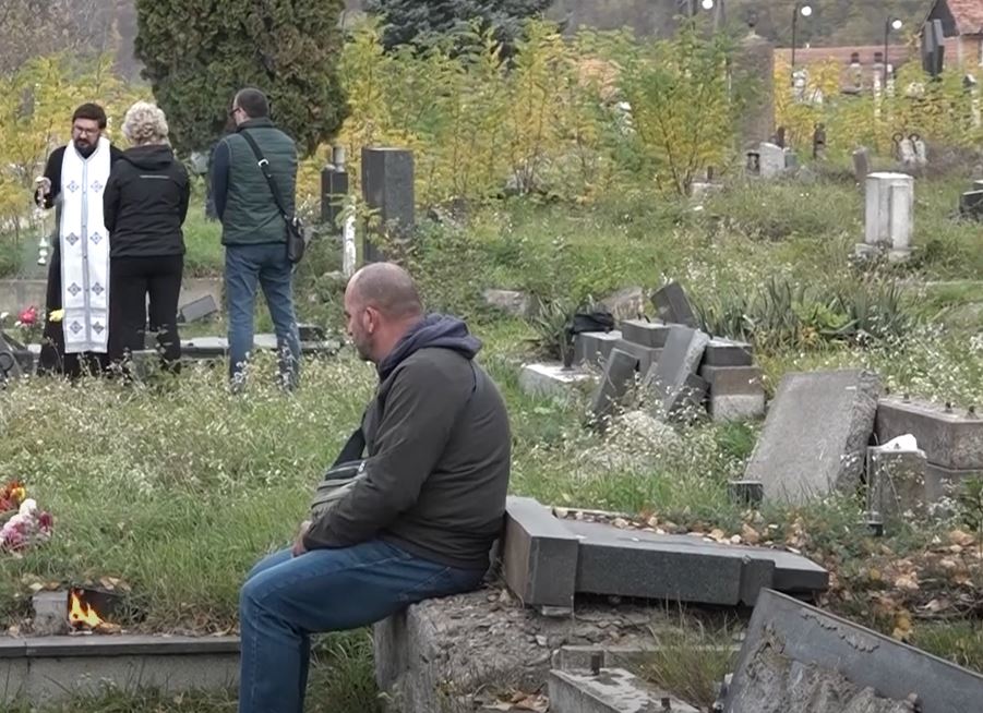 PROVOKACIJA NA ZADUŠNICE! Uništeni spomenici na pravoslavnom groblju u južnom delu Kosovske Mitrovice