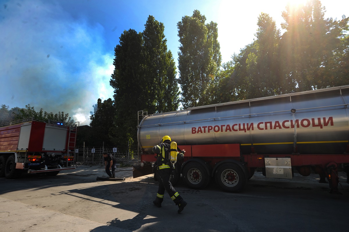 ﻿MUNJEVITA AKCIJA VATROGASACA Požar koji je izbio u fabrici IMT na Novom Beogradu je lokalizovan! (VIDEO)