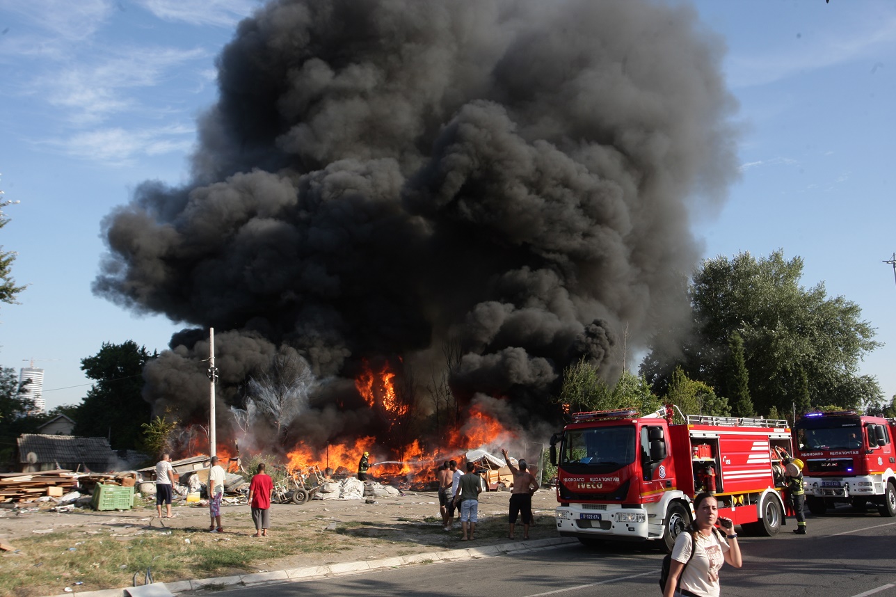 OBLAK DIMA IZNAD NOVOG BEOGRADA: Gori nekoliko baraka i nisko rastinje u blizini Sava centra! (FOTO/VIDEO)