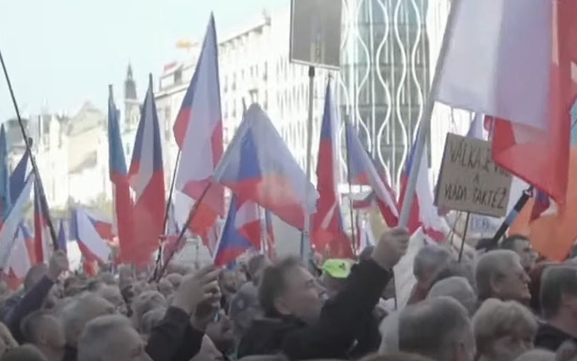 NOVI PROTESTI U PRAGU Desetine hiljada građana tražilo je istupanje Češke iz EU i NATO i pregovore sa Rusijom o isporukama gasa!