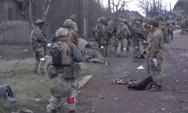 PAO JE MARIUPOLJ? Veliki broj ukrajinskih vojnika se predao, u koloni uniformisanih lica ima i marinaca (VIDEO)