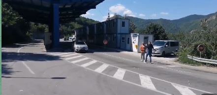 Na prelazu Jarinje uručeno 40 opomena vozačima koji su na sever Kosova i Metohije ušli vozilima sa KM tablicama!