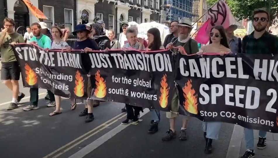 TEMPERATURA RAZBESNELA BRITANCE Građani Londona i Glazgova protestuju protiv klimatskih promena!