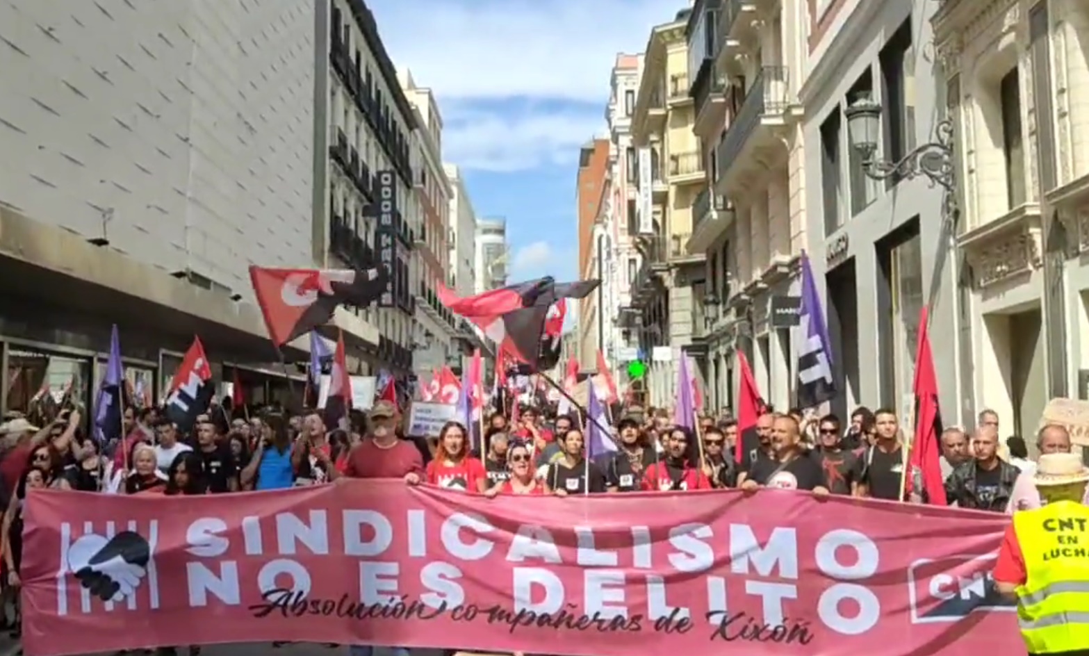 Hiljade zaposlenih u javnim upravama izašlo je na ulice u Madridu tražeći od španske vlade "pravedno" povećanje plata i "efikasne" ekonomske mere! (VIDEO)