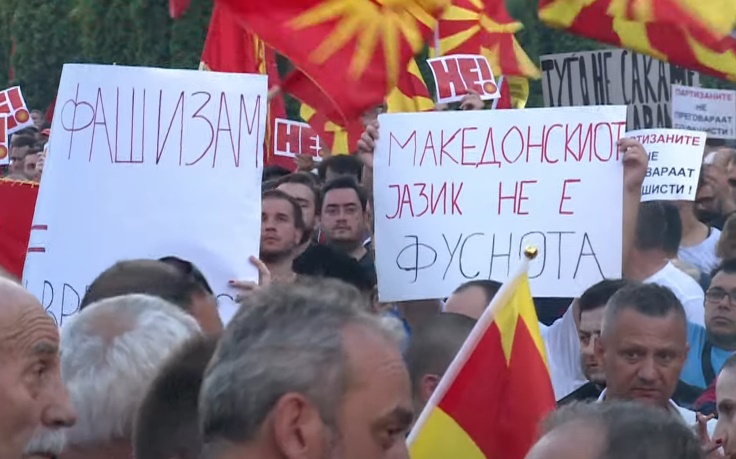 MAKEDONCI PROTIV MAKRONOVOG PREDLOGA Protest ispred zgrade vlade u Skoplju pod motom "Ultimatum - Ne hvala"!