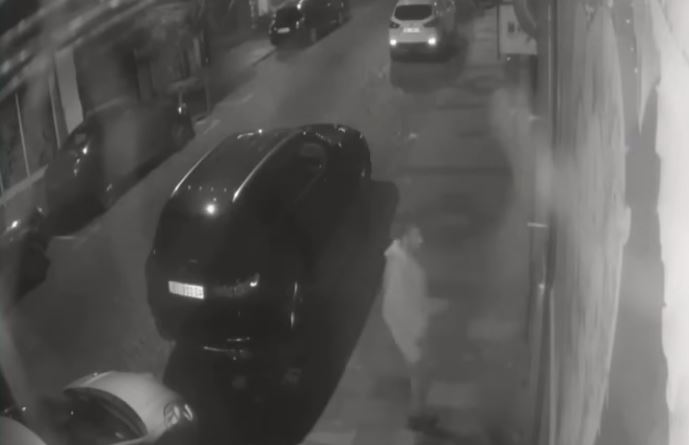 SNIMLJENA PROVALA U BEOGRADU: Lopovi upadaju u lokal i kradu novac i telefon! (VIDEO)