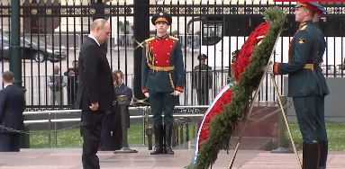 DAN SEĆANJA I TUGE U MOSKVI: Putin položio cveće na grob Neznanog junaka (VIDEO)