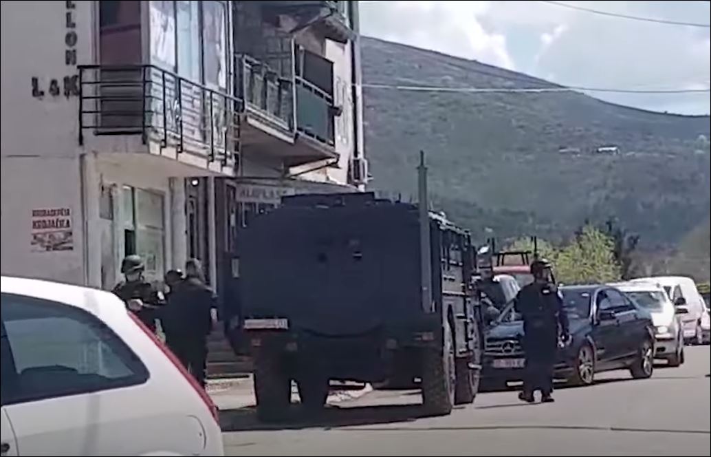 Naoružani Rosu specijalci na administrativnom prelazu Brnjak! Delovi puta blokirani (VIDEO)