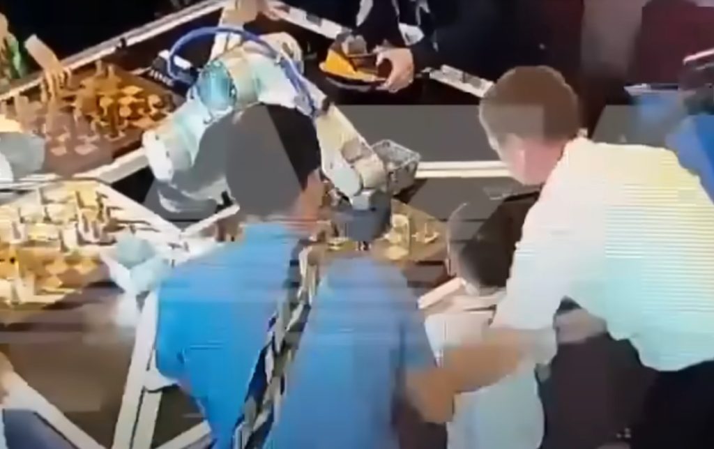 DRAMA U MOSKVI Robot programiran da igra šah polomio je tokom šahovske partije prst dečaku! (VIDEO)