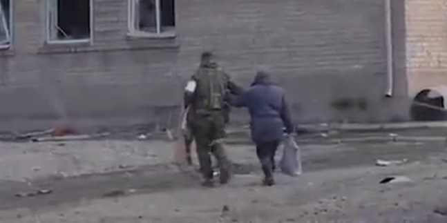 RATNI SNIMAK NA KAKVE NISMO NAVIKLI Ruski borci u Ukrajini zaustavili paljbu da bi pomogli baki da pređe ulicu! (VIDEO)