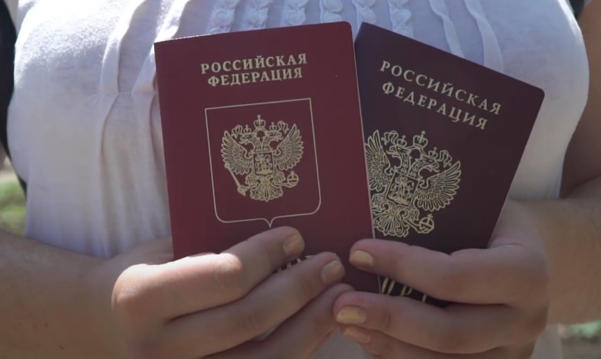 Izdati prvi ruski pasoši u Harkovskoj oblasti lokalnim stanovnicima!