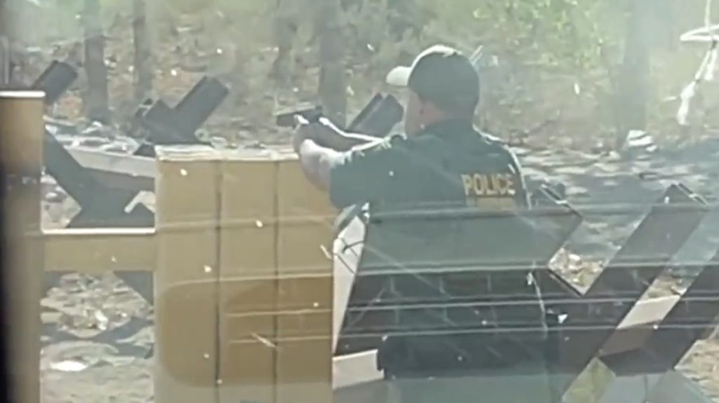 „ZEMLJA SLOBODNIH, DOM HRABRIH“? Američki policajci, preteći oružijem, pritvorili novinare koji su snimali ilegalne migrante kako prelaze granicu! (VIDEO)