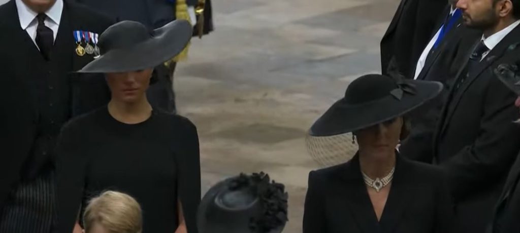 NA KRALJIČINOJ SAHRANI JASNO STAVLJENO DO ZNANJA GDE JOJ JE MESTO? Došla u crnini, a svima za oko zapao JEDAN DETALJ