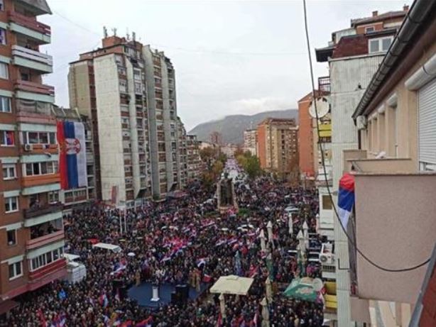 UZ PESMU „OVO JE SRBIJA“ ZAVRŠEN SKUP U KOSOVSKOJ MITROVICI: „Ovo je naše, bilo i biće!“-PORUČILO 10.000 SRBA (FOTO)