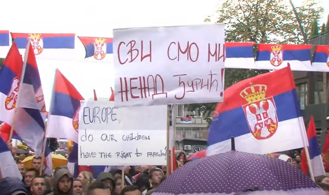 SMENJENI POLICAJAC ODRŽAO DIRLJIV GOVOR NA VELIKOM NARODNOM SKUPU: Nenad Đurić citirao reči patrijarha Pavla (FOTO)