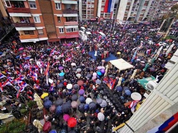 VELIKI NARODNI SKUP U KOSOVSKOJ MITROVIC Na početku himna „Bože pravde“ – poruke mira jasne: „SVI SMO MI NENAD ĐURIĆ!“(FOTO/VIDEO)