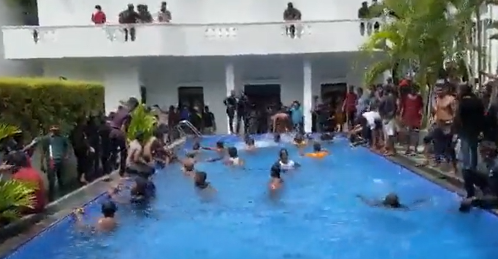 OPŠTI HAOS NA ŠRI LANKI: Demonstranti upali u predsedničku vilu, pa uskočili u bazen (VIDEO)