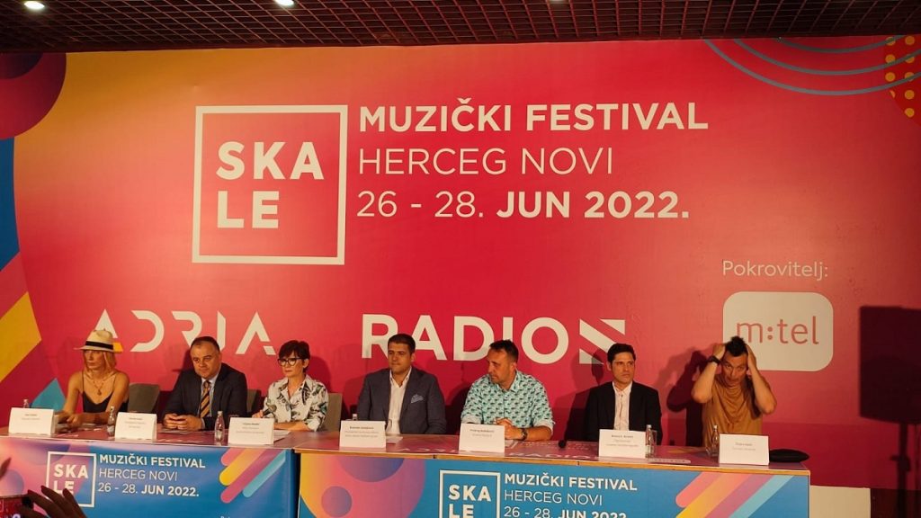 MUZIČKI FESTIVAL U HERCEG NOVOM: Pogledajte koji poznati izvođači predstavljaju nove pesme (VIDEO)