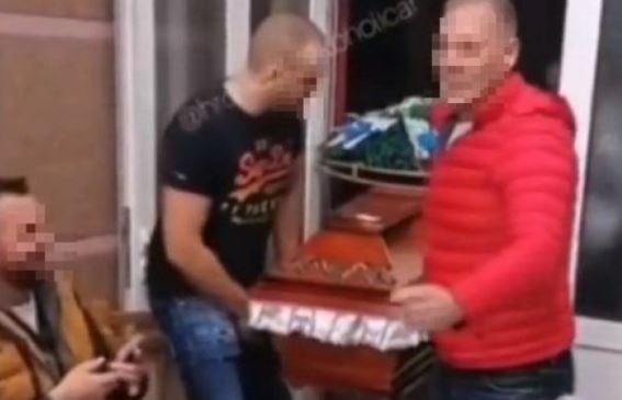 BIZARNO! OPŠTE VESELJE  U SURČINU NAD MRTVAČKIM SANDUKOM! „Ode tašta“ (VIDEO)