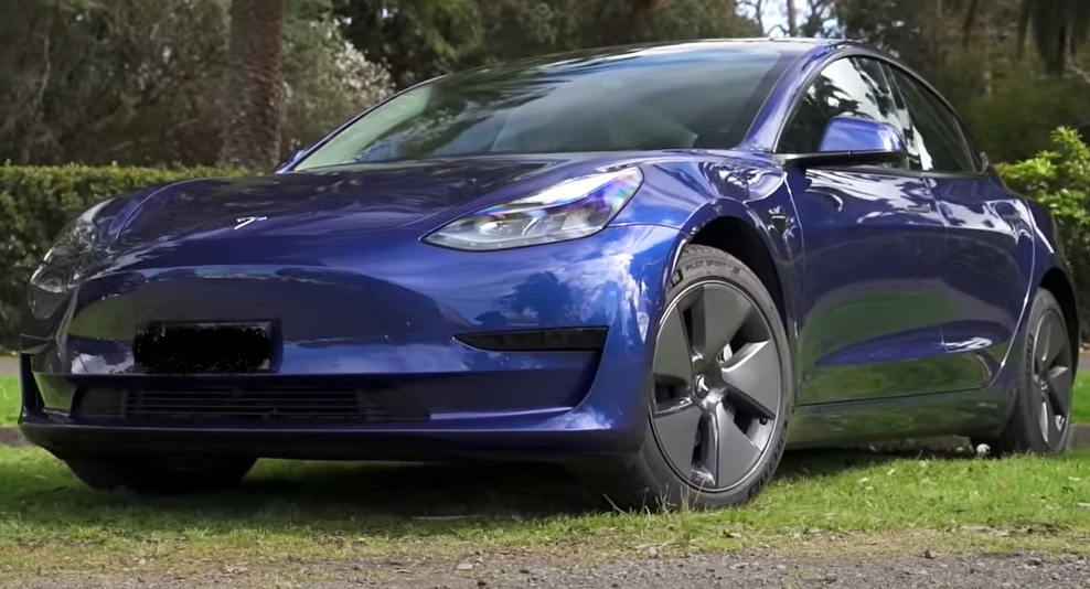 Tesla povlači više od 321.000 vozila sa tržišta u SAD: Ovo je razlog!