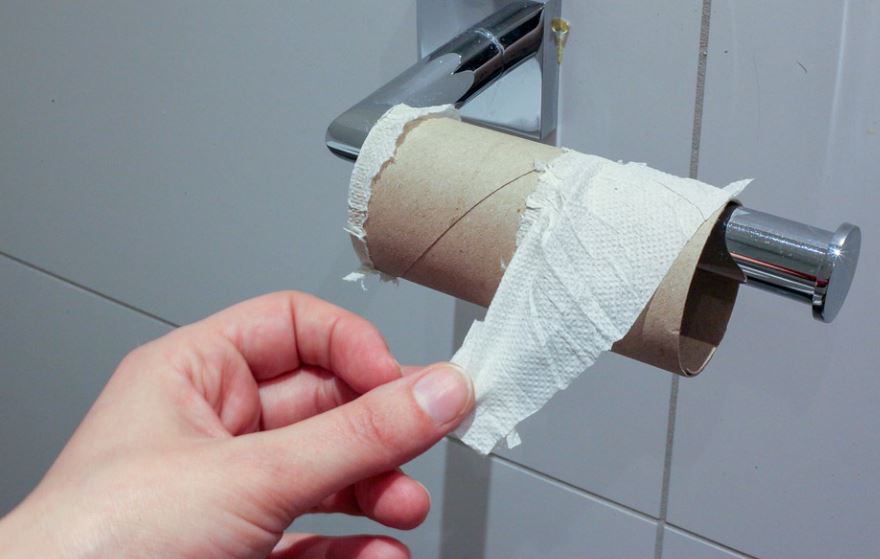 ISTINA O BAKTERIJAMA: Doktori upozoravaju da mobilni u WC-u izaziva medicinsku katastrofu