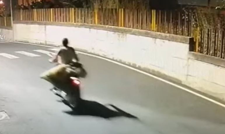 BIZARNO! RUMUN UBIO SUNARODNIKA U ITALIJI: Telo uvio u plastične kese pa ga vozio skuterom kroz grad-KAMERE SVE SNIMILE! (VIDEO)