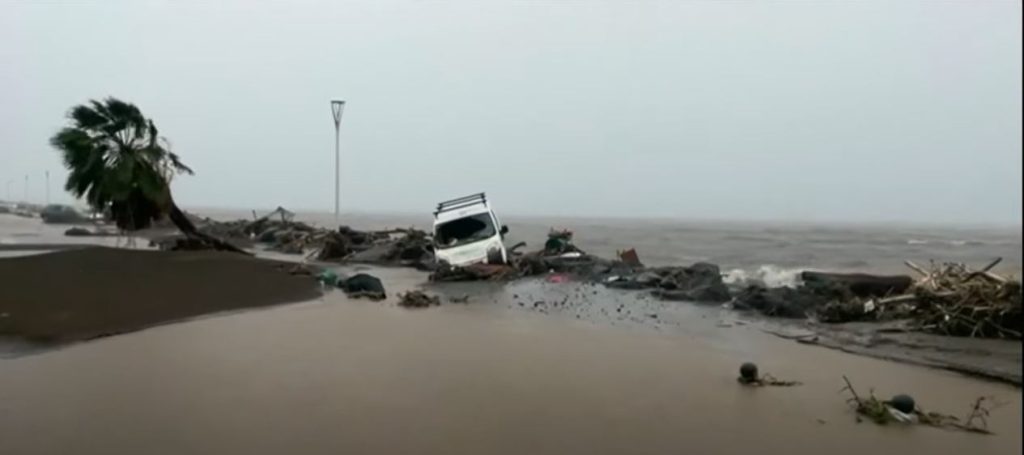 MEKSIKO U STRAHU: Snažni uragan Roslin preti obali