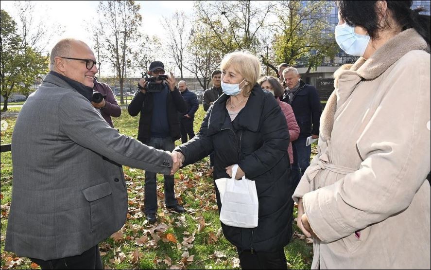 POKRETNA KANCELARIJA U BLOKOVIMA 23 I 19A(FOTO)