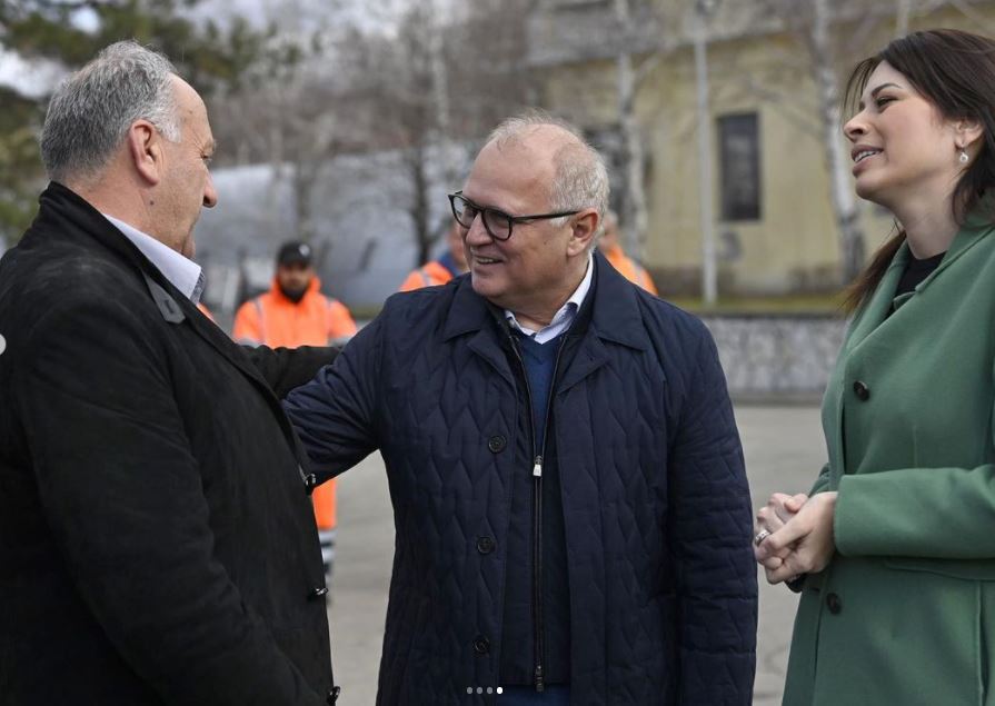 GRAD BEOGRAD DONIRAO OPŠTINI SJENICA KAMION ZA ODNOŠENJE SMEĆA (FOTO)