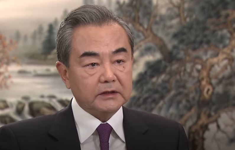 Kineski ministar spoljnih poslova Vang Ji optužuje: „SAD ponovo iskoristile svoj stari trik i trenutno koriste šansu da povećaju svoje vojno prisustvo u regionu“