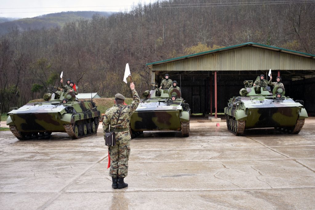 ODVRAĆANJE NEPRIJATELJA Pogledajte kako se naši vojnici profesionalnog sastava mehanizovanih bataljona obučavaju (FOTO)