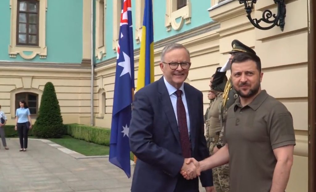 AUSTRALIJA ĆE POMOĆI UKRAJINU Premijer Entoni Albaneze izjavio je da će ta država Ukrajini obezbediti 34 dodatna oklopna vozila i zabraniti uvoz ruskog zlata! (VIDEO)