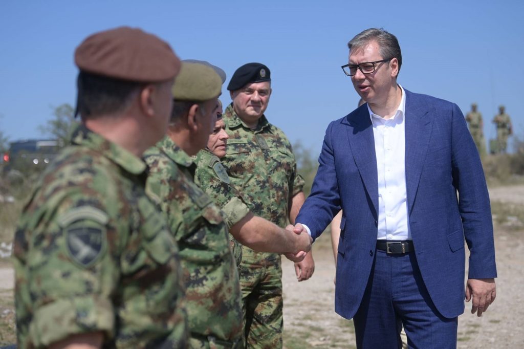 VUČIĆ STIGAO NA POLIGON „PASULJANSKE LIVADE“:  Predsednik prisustvuje taktičkoj vežbi sa bojevim gađanjem snaga VS i MUP-a! (FOTO)