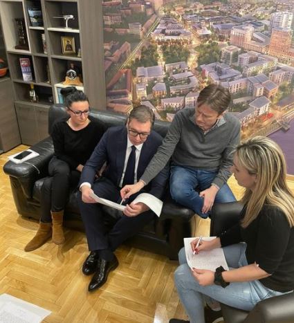 I OVAJ PUT U RADNOJ ATMOSFERI: Predsednik Vučić u prostorijama SNS-a (FOTO)