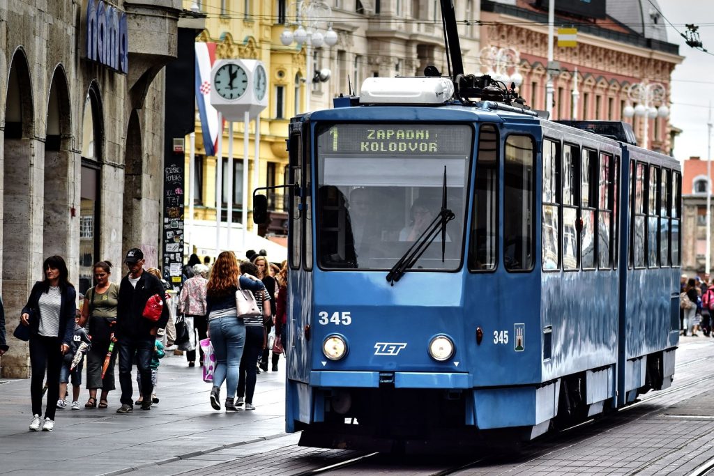 DRAMA U ZAGREBU: Mladić pao pod tramvaj, vatrogasci prilikom spasavanja uradili nešto neverovatno