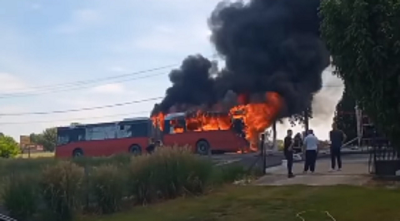 POTRESNA SCENA U HRVATSKOJ: Zapalio se autobus koji je prevozio DECU!