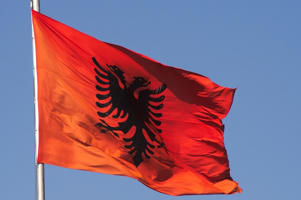NA CRKVU SVETE ANASTASIJE POSTAVILI ZASTAVE ALBANIJE I OVK: Sramna provokacija albanskih ekstremista