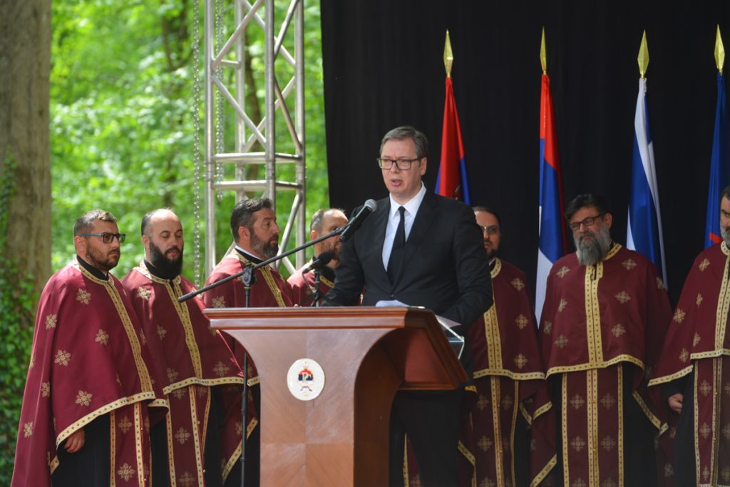 VUČIĆ SA NAJVEĆEG STRATIŠTA SRPSKOG NARODA POSLAO JAKU PORUKU: Jeste čuli ijedno malo “izvinite, Srbi, što smo ovo uradili”?