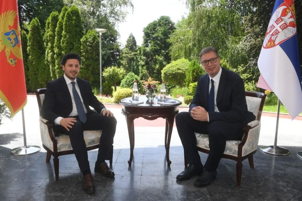 VUČIĆ SE SASTAO SA ABAZOVIĆEM: Počeo sastanak u vili Bokeljka (FOTO)