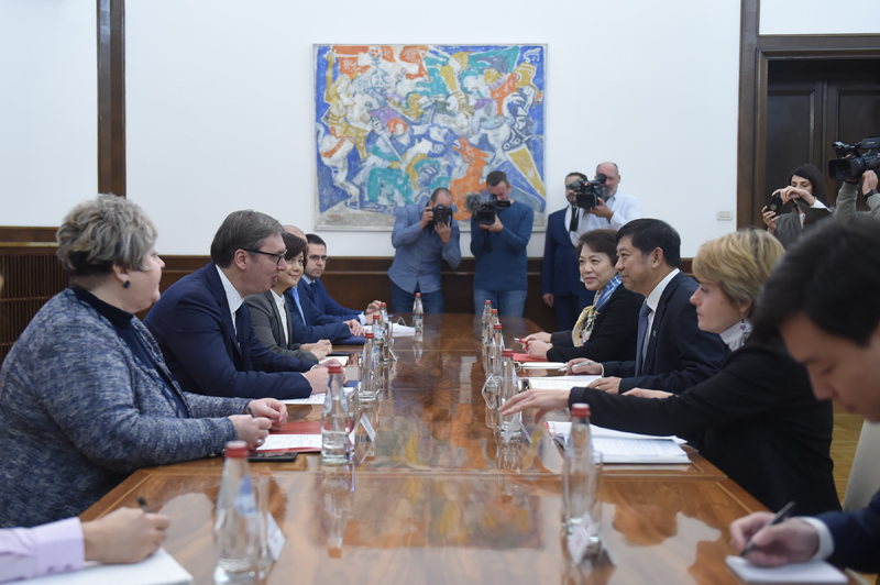 RAZGOVARALI O BUDUĆIM PLANOVIMA: Predsednik Vučić se sastao sa predstavnicima kompanije HBIS i ambasadorkom Čen Bo (FOTO)
