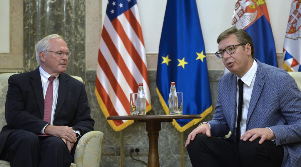 HIL NE ISKLJUČUJE OPCIJE KOJE NAS „POVEZUJU NA MNOGO NIVOA“: „Moguć dogovor SAD i Srbije o strateškom partnerstvu…“