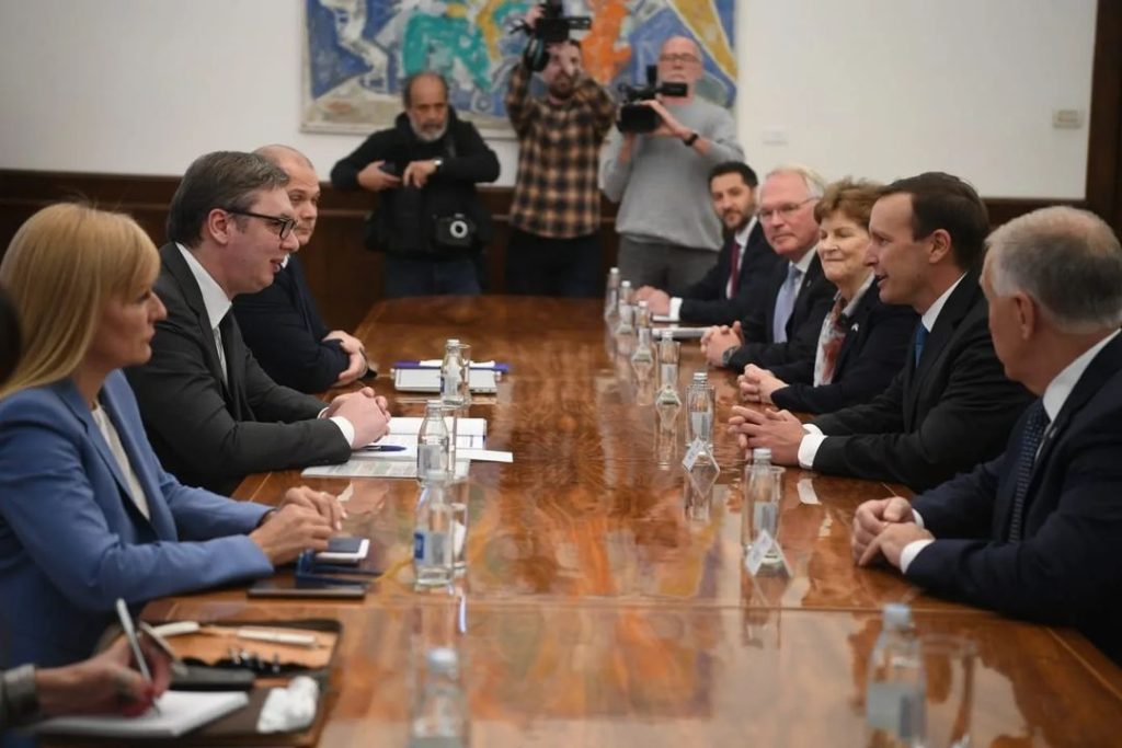 Predsednik Vučić se sastao sa američkim senatorima (FOTO)