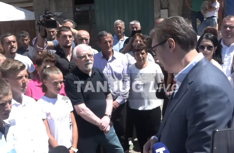 PREDSEDNIK STIGAO U KUMANICU, OBILAZI PORODICU BOGDANOVIĆ: „Mnogo dece imate, jako sam srećan što to vidim“ (VIDEO)